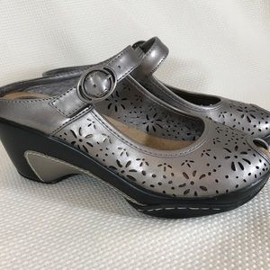 Croft & Borrow 6.5 silver peep toe slip on sandals